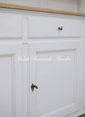 Credenza da cucina con alzata a 3 ante in legno finitura bianco e top in rovere massiccio